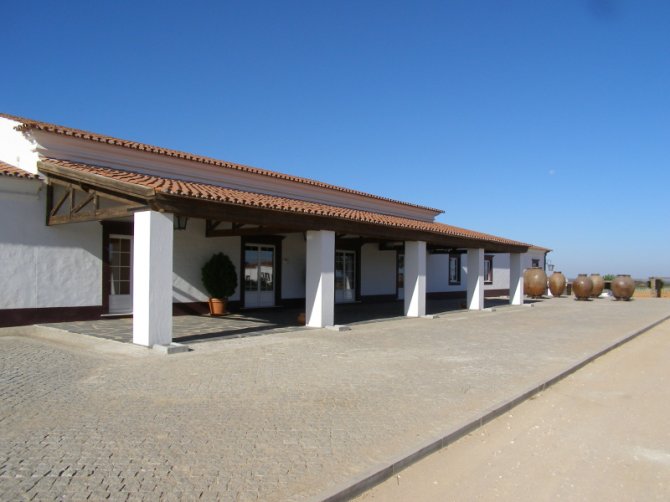 Vista do edifício que alberga a loja de vinhos e escritórios da Herdade das Servas
